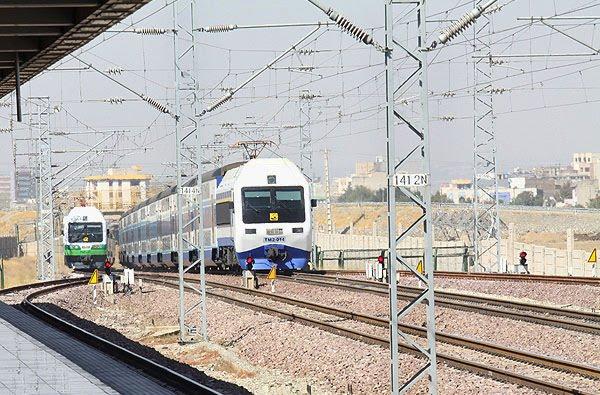 سرگردانی مسافران در ریل قطار به دلیل نقص فنی تامین برق مترو